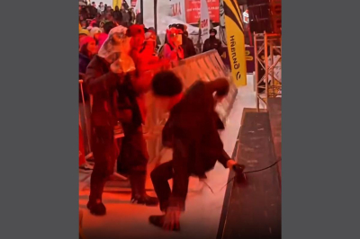 &laquo;Рухнул в ноги фанатам&raquo;: Митя Фомин эффектно улетел на льду посреди концерта