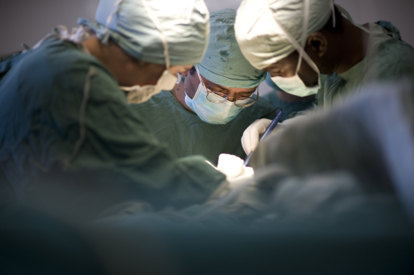 Во Франции двух хирургов приговорили условно по делу о смерти миллиардера