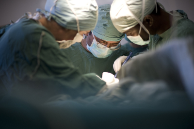 Во Франции двух хирургов приговорили условно по делу о смерти миллиардера