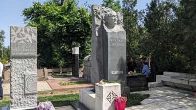 Памятник Мурату Ауэзову установили в Алматы