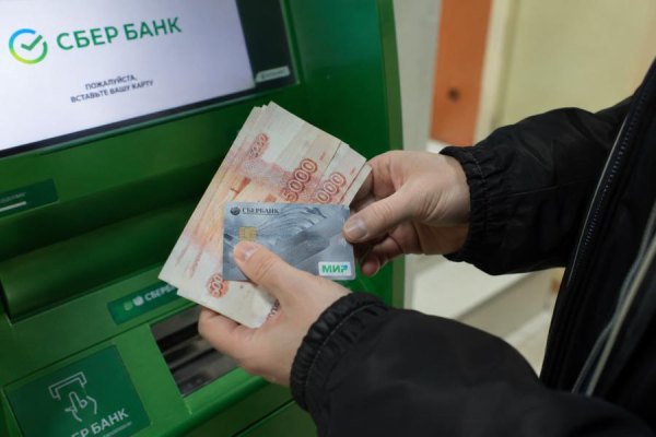С 1 июля вводятся новые правила снятия наличных с карт