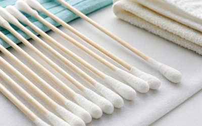 Чистка ушей ватными палочками может вызвать проблемы со слухом