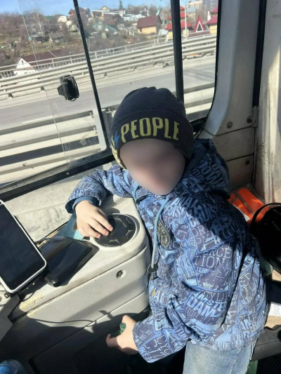 Водитель трамвая из Казани помог потерявшемуся 5-летнему ребенку