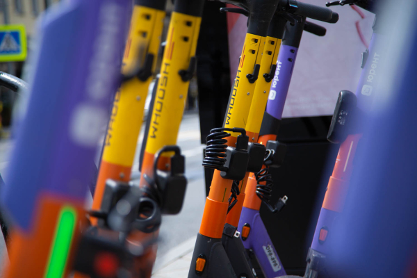 Член ОП Холодов призвал регулировать езду на электросамокатах, а не запрещать их