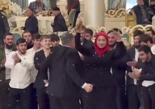 Танец на свадьбе мужа с другой: жительница Чечни стала звездой соцсетей (ВИДЕО)