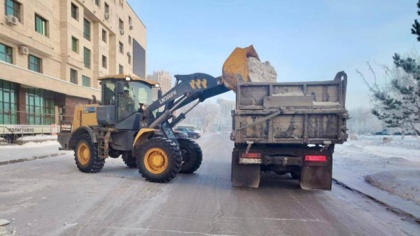 В Астане за ночь вывезли почти 2000 грузовиков снега