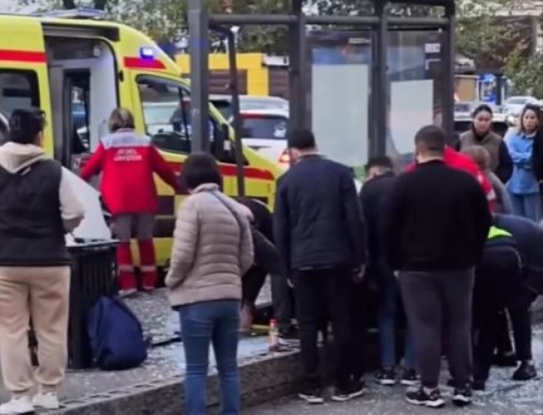 Газелист въехал в остановку и сбил женщину (ВИДЕО)