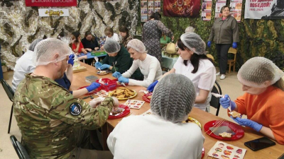 В Нижнекамске волонтеры научили делать пряники и окопные свечи для СВО