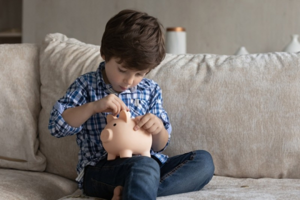 Психолог ответил, как привить детям здоровое отношение к деньгам