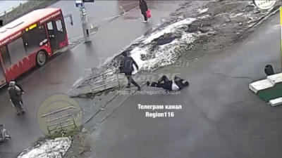 Казанские полицейские начали проверку после избиения девушки на остановке "Сахарова" 02/04/2026 &ndash; Новости