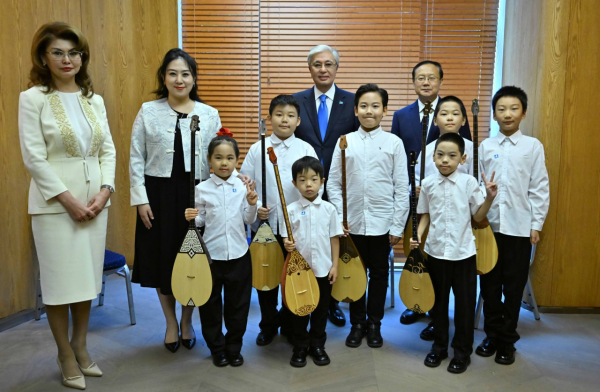 Китайские школьники исполнили на домбре попурри для Президента РК