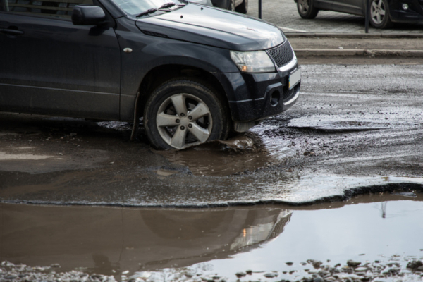 Паводковые воды обвалили дорогу в российском регионе