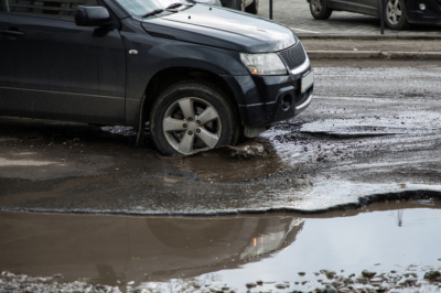 Паводковые воды обвалили дорогу в российском регионе