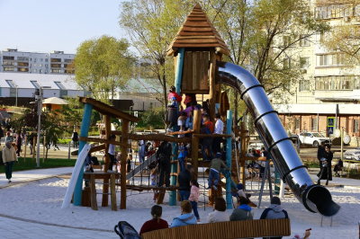 Медики объяснили, чем опасны детские площадки после зимы