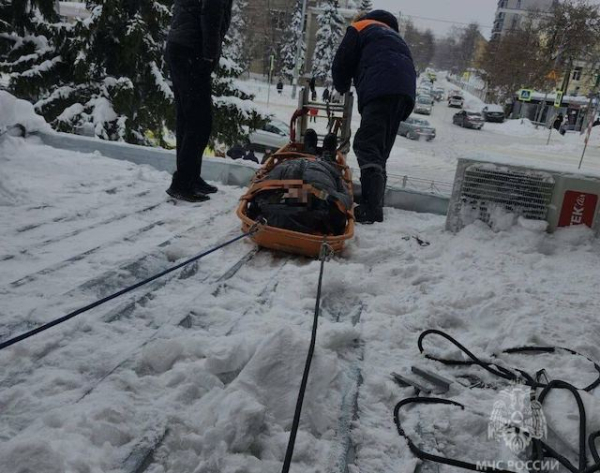 53-летнего жителя Казани эвакуировали с крыши после падения