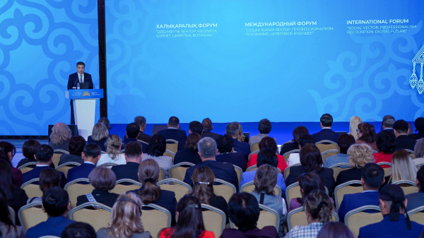 Олжас Бектенов вручил госнаграды работникам социально-трудовой сферы