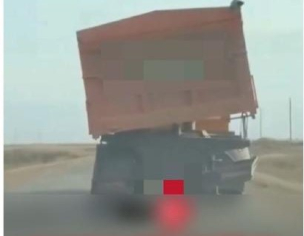 КамАЗ на трёх колёсах в Акмолинской области удивил Казнет