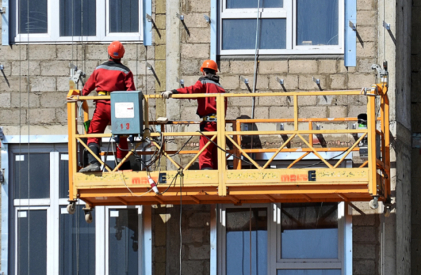 Двое рабочих сорвались с высоты на стройке в Петропавловске
