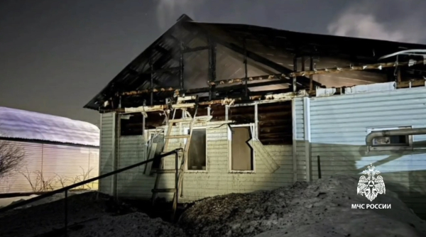 Спасатели вывели 75-летнего пенсионера из горящего частного дома в Альметьевске