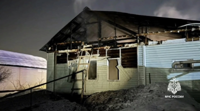 Спасатели вывели 75-летнего пенсионера из горящего частного дома в Альметьевске