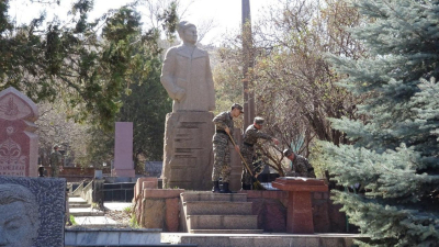 В Алматы стартовала акция «100 дней до Победы»: военные и курсанты почтили память героев ВОВ