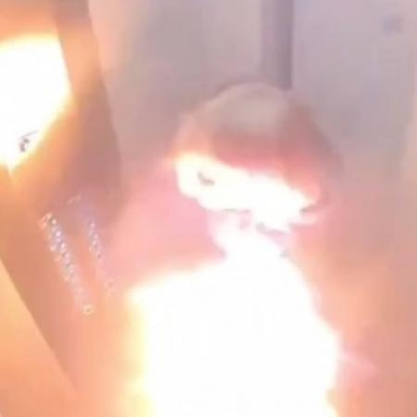 Девушка чуть не погибла в лифте из-за внезапно загоревшегося пауэрбанка (ВИДЕО)