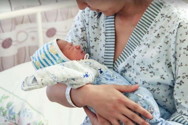 Более 700 малышей родилось за сутки в День Республики