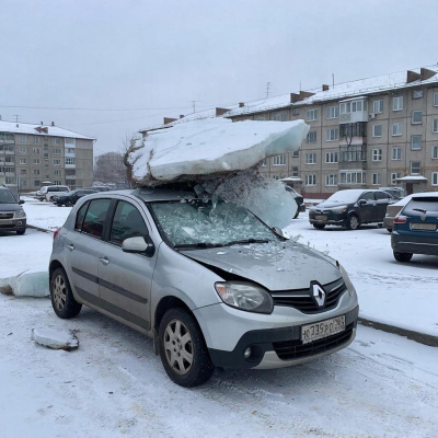 В Новосибирске упавшая с крыши льдина разбила автомобиль