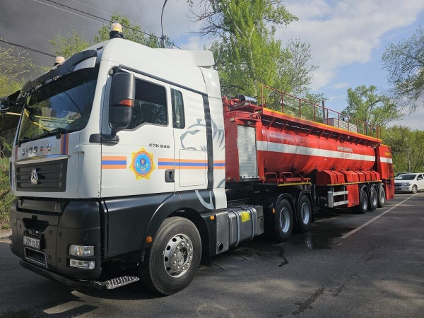 В Алматы по повышенному рангу тушат пожар на складе