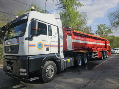В Алматы по повышенному рангу тушат пожар на складе