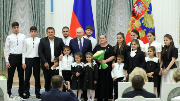&laquo;Вы совершаете подвиг каждый день&raquo;: Путин вручил госнаграды многодетным родителям 01/06/2026 &ndash; Новости