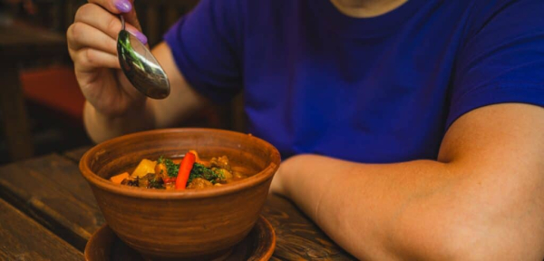 Смартфон в лагмане обнаружили сотрудники СИЗО в Алматы