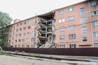В Атырау обрушилась часть здания университетского общежития