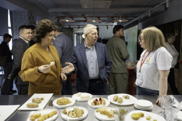 Депутаты гордумы попробовали еду из школьной столовой