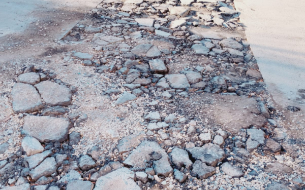 Народный репортер. Яму закидали обломками асфальта