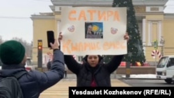 Журналистку Асем Жапишеву задержали за пикет в поддержку активиста Темирлана Енсебека в Алматы
