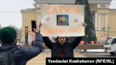 Журналистку Асем Жапишеву задержали за пикет в поддержку активиста Темирлана Енсебека в Алматы
