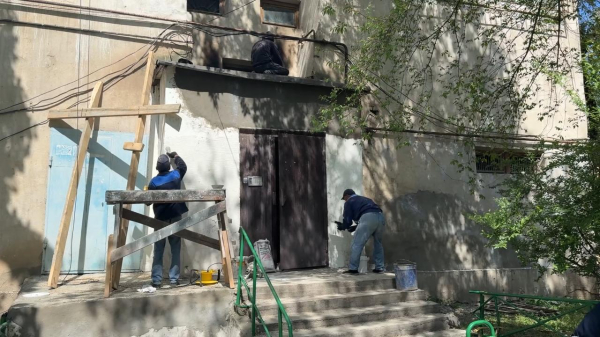 В Таразе военнослужащие отремонтировали фасад дома фронтовика