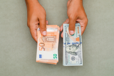 EUR/USD растет на фоне неопределенности в монетарной политике США