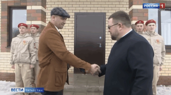 Ключи от нового дома вручили Герою России Расиму Баксикову