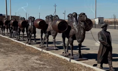В Макате установили памятник верблюдам, перевозившим первую нефть