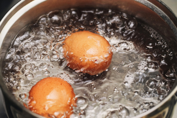 Скорлупа слетает сама: как сварить яйца, чтобы чистились без единого разрыва