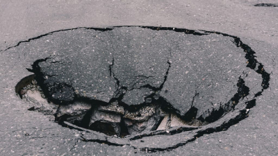 Компанию «Алатау сапа курылыс» лишили аккредитации после обвала асфальта в Алматы