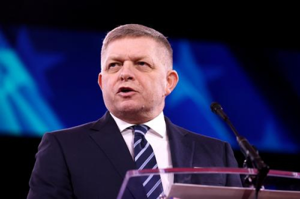 Премьер Словакии Фицо может добраться в Москву на День Победы на автомобиле, информирует TVN24
