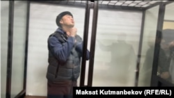 Обвиняемый по делу о призывах к захвату власти порезал себе шею на суде в Бишкеке