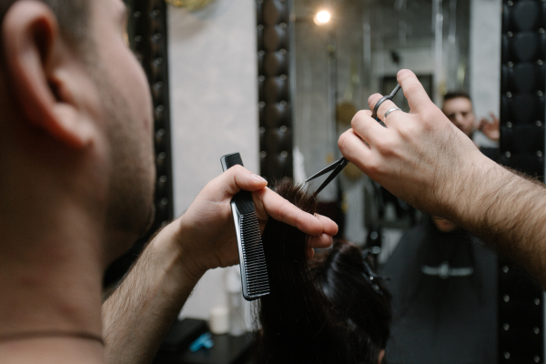 Трихолог Маркова предупредила, что расческа бывает грязнее ободка унитаза