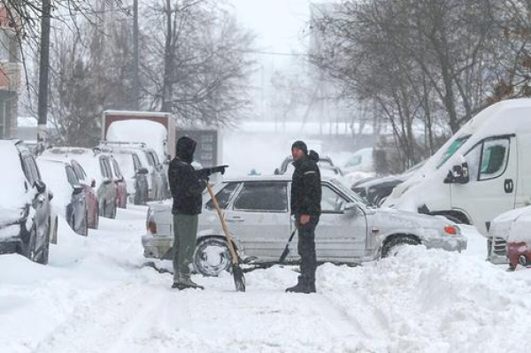 Россиянам предложили помогать службам ЖКХ убирать снег