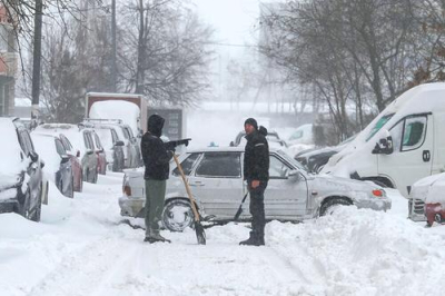 Россиянам предложили помогать службам ЖКХ убирать снег