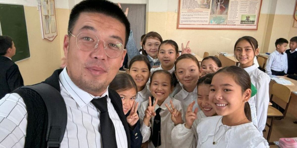 Английский язык через рэп преподает сельский учитель в Алматинской области