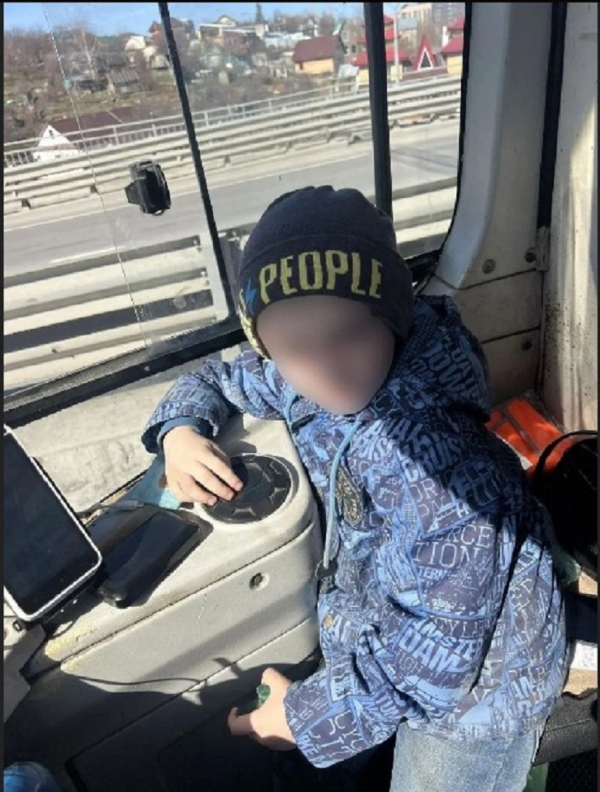 Водитель казанского трамвая помог потерявшемуся ребенку